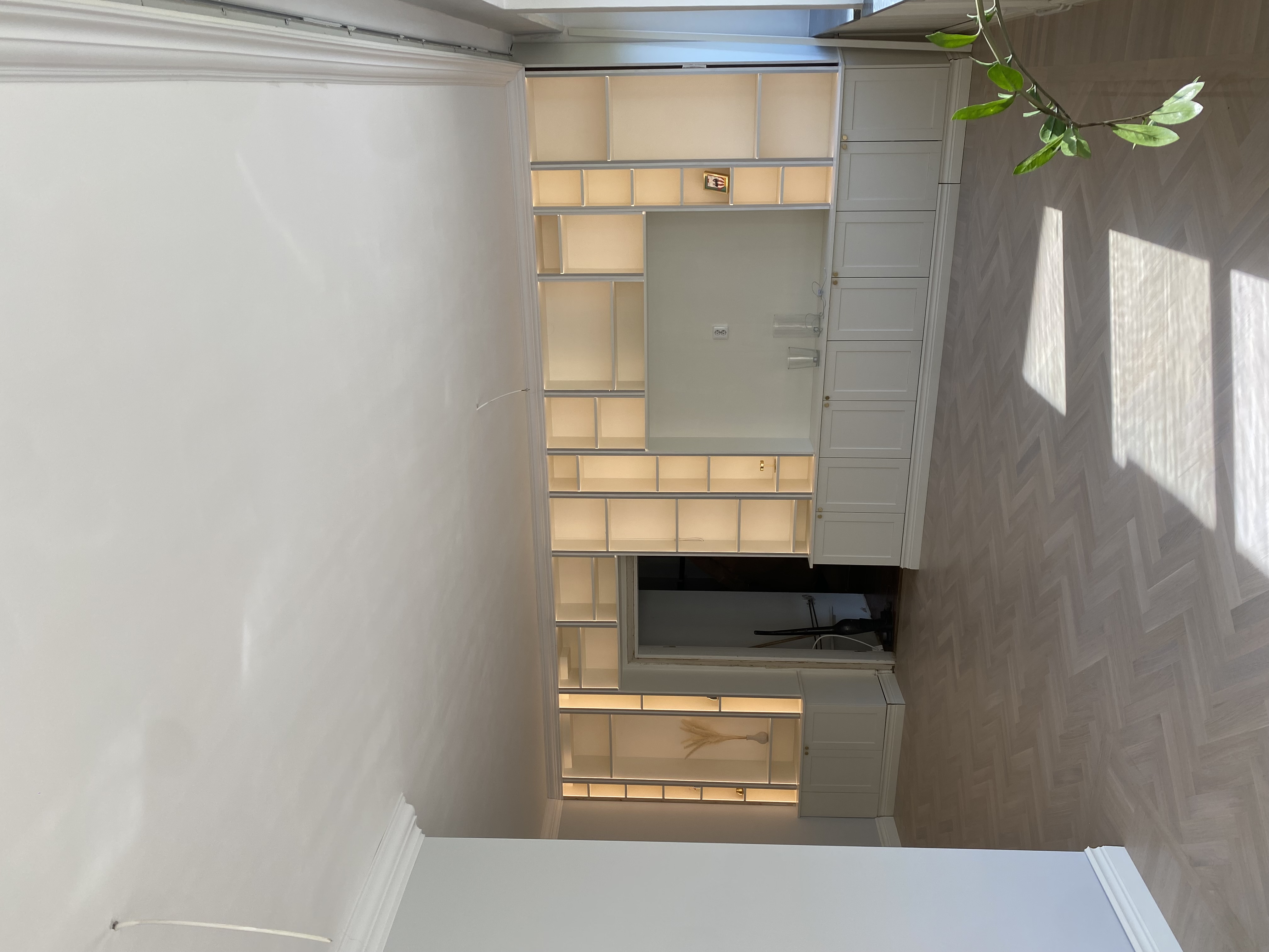 Specialbyggd inbyggd förvaring med LED-belysning